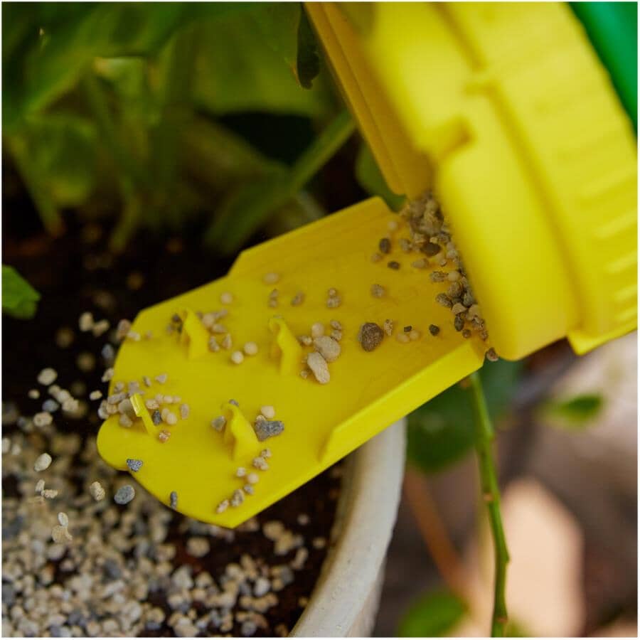 Shake 'n Feed All Purpose Plant Food - 12-4-8, 2.04 kg