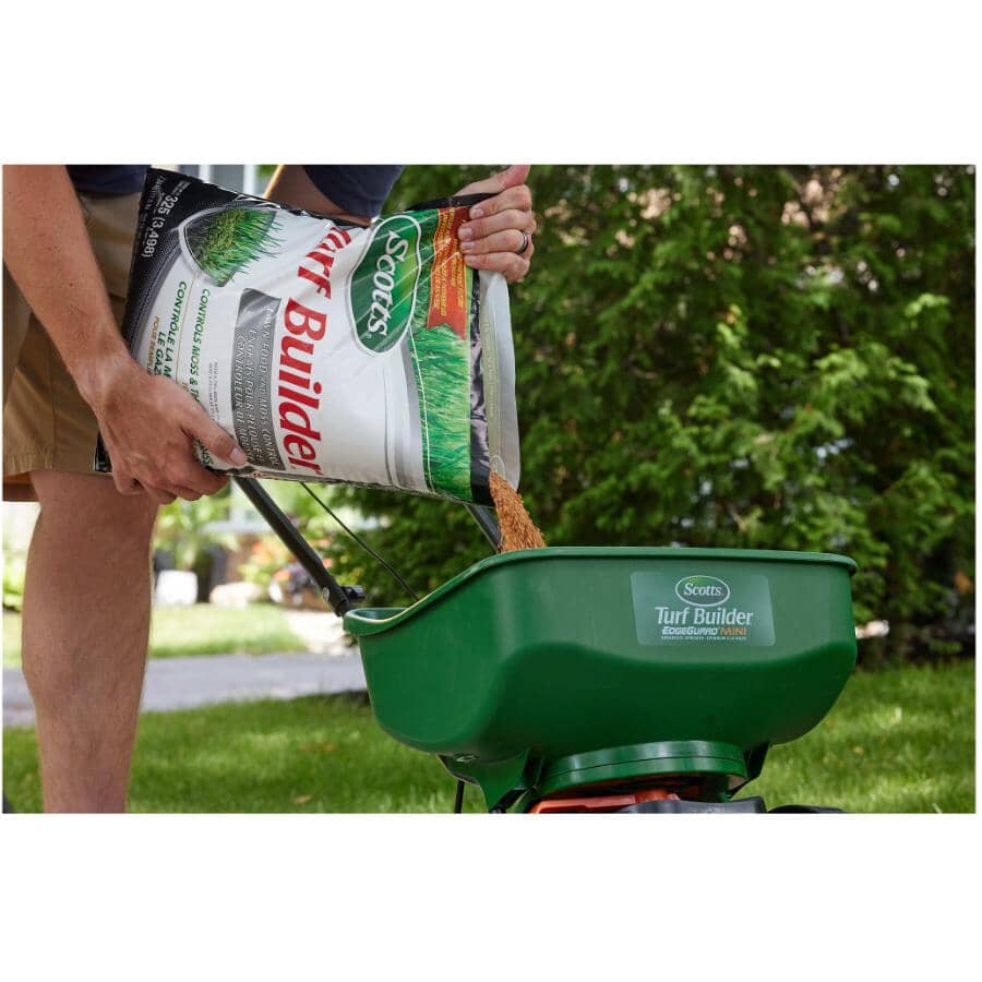 7.94kg Turf Builder Moss Control and Lawn Fertilizer