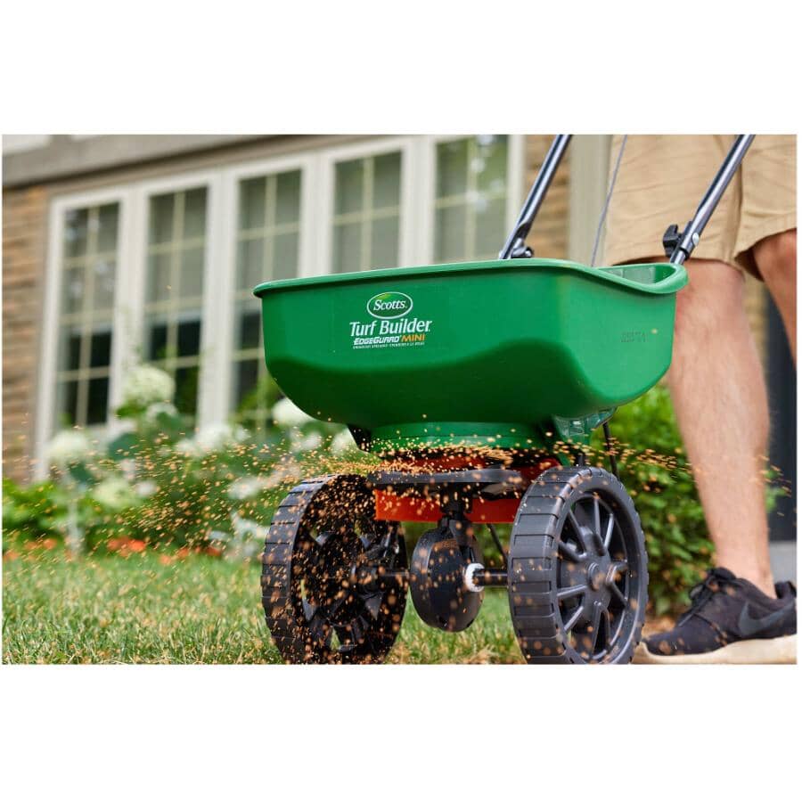 7.94kg Turf Builder Moss Control and Lawn Fertilizer